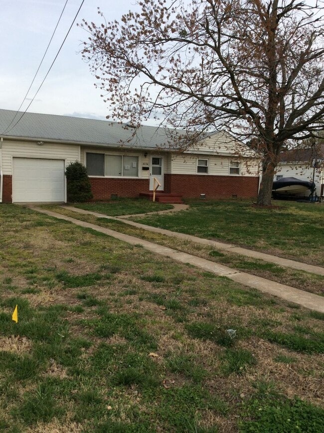 8236 Meadow Creek Rd in Norfolk, VA - Building Photo - Building Photo
