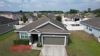 633 Highland Meadows Ave in Davenport, FL - Building Photo