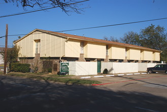 715 N Center St in Arlington, TX - Building Photo - Building Photo