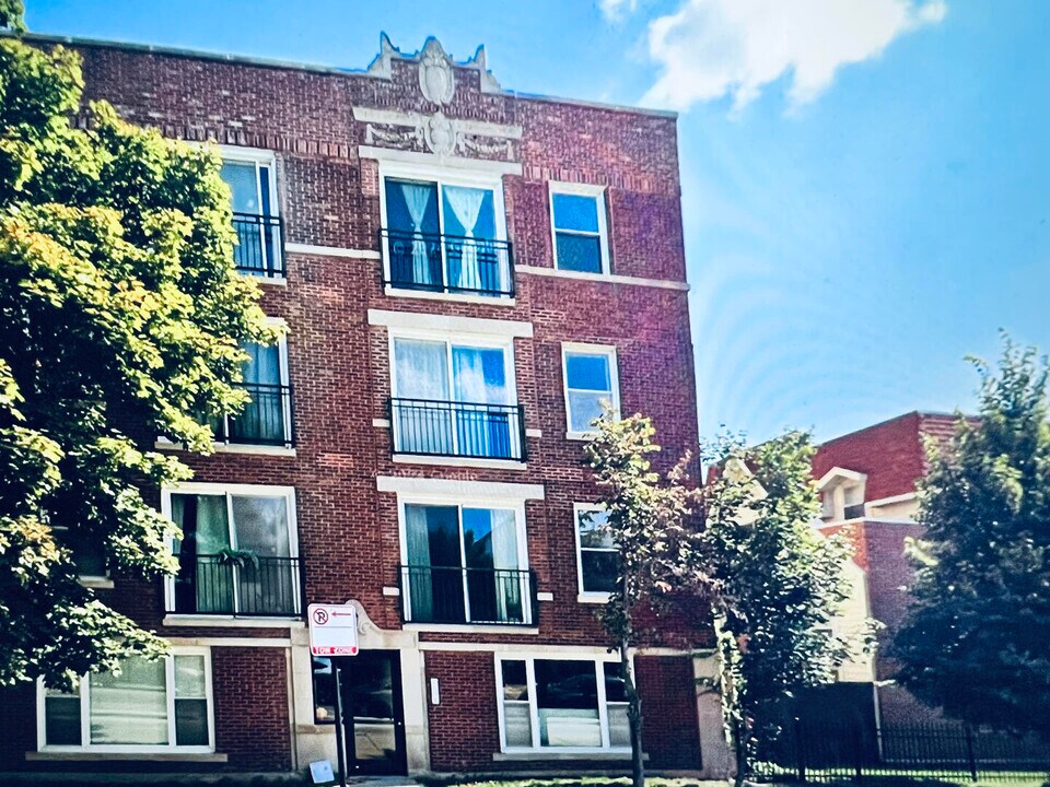 3729 N Milwaukee Ave in Chicago, IL - Building Photo