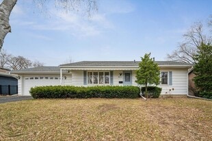 8213 Quinn Rd in Bloomington, MN - Building Photo