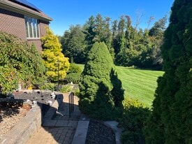 62 Fiske Hill Rd, Unit Large roomy updated apt. in Sturbridge, MA - Building Photo