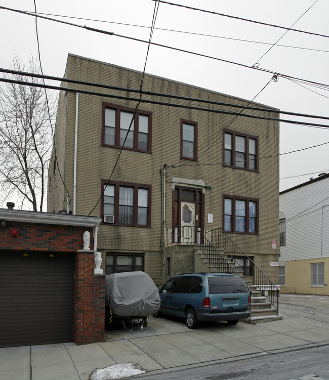 321 4th St in Union City, NJ - Building Photo - Building Photo