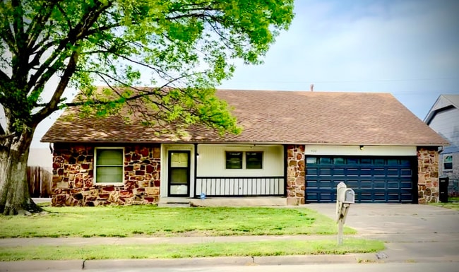 property at 400 W Vicksburg St