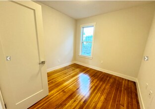 147 E Cottage St, Unit 1 in Boston, MA - Foto de edificio - Building Photo