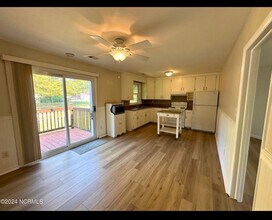 452 Nine Foot Rd in Newport, NC - Building Photo - Building Photo