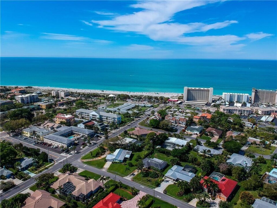 525 Parkdale Mews in Venice, FL - Building Photo