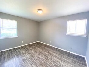 1010 Cherrywood Dr in Garland, TX - Foto de edificio - Building Photo