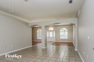 4501 Compass Oaks Dr in Valrico, FL - Building Photo - Building Photo