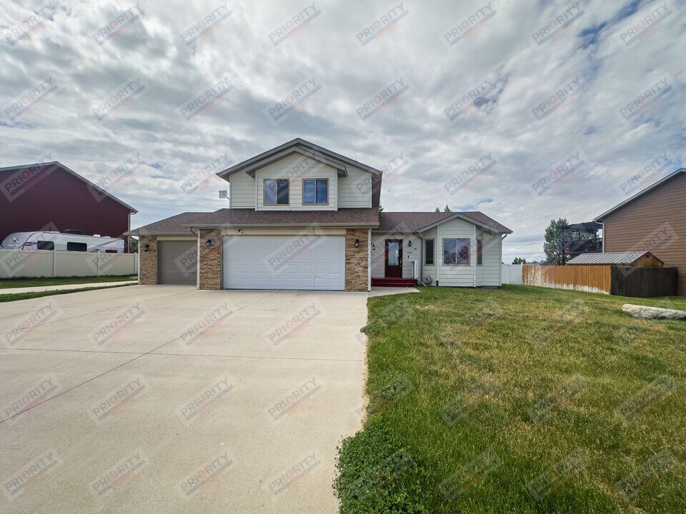 4602 Alex Way in Gillette, WY - Building Photo