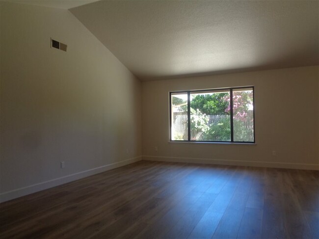 911 Mariposa Dr in Yuba City, CA - Foto de edificio - Building Photo