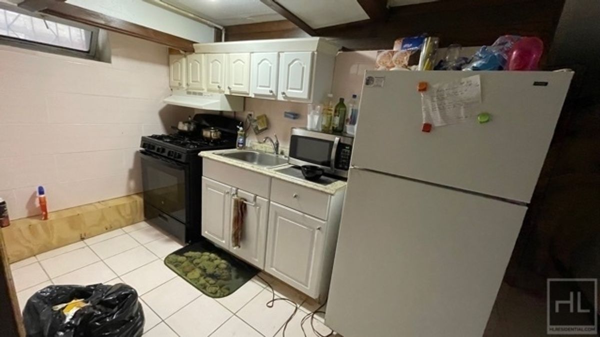 1228 New York Ave, Unit BASEMENT in Brooklyn, NY - Building Photo