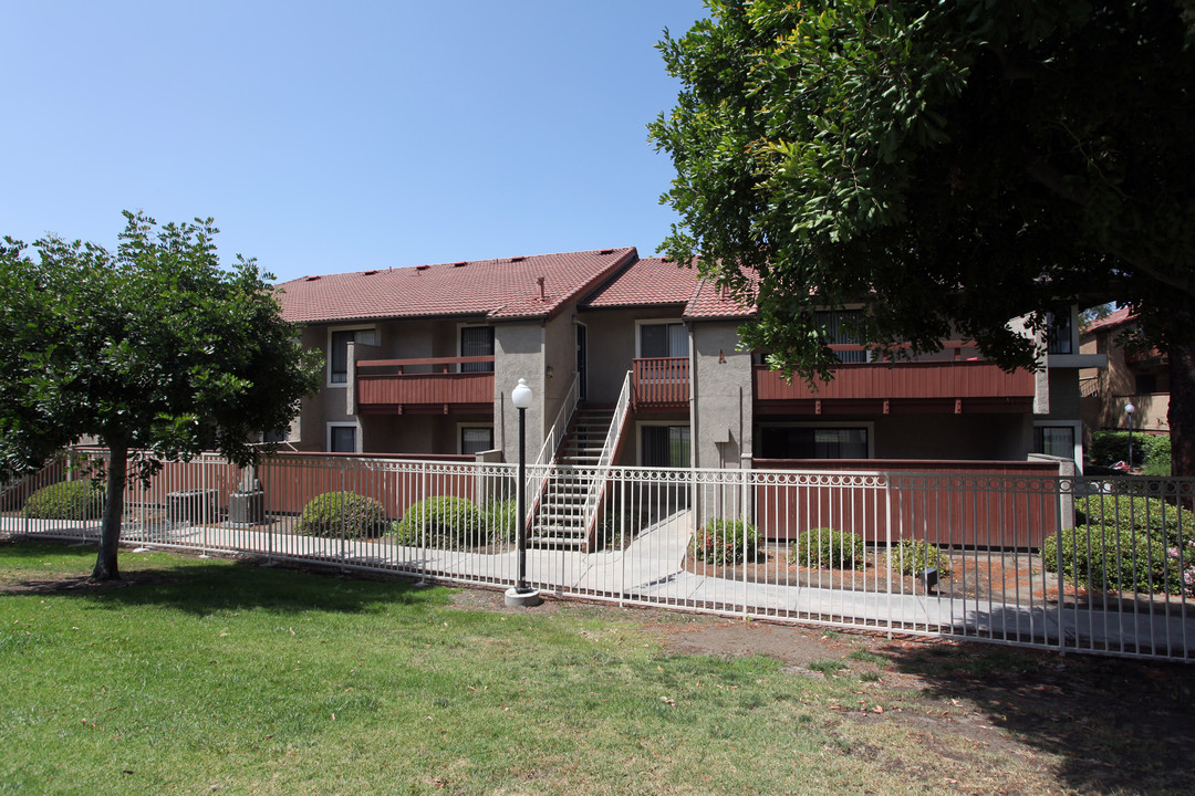 University Village Apartments in Azusa, CA - Foto de edificio