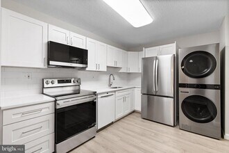 8340 Greensboro Dr in McLean, VA - Foto de edificio - Building Photo