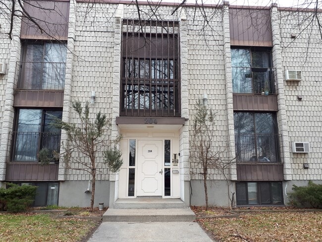 204 Michigan Ave in Point Edward, ON - Building Photo - Building Photo