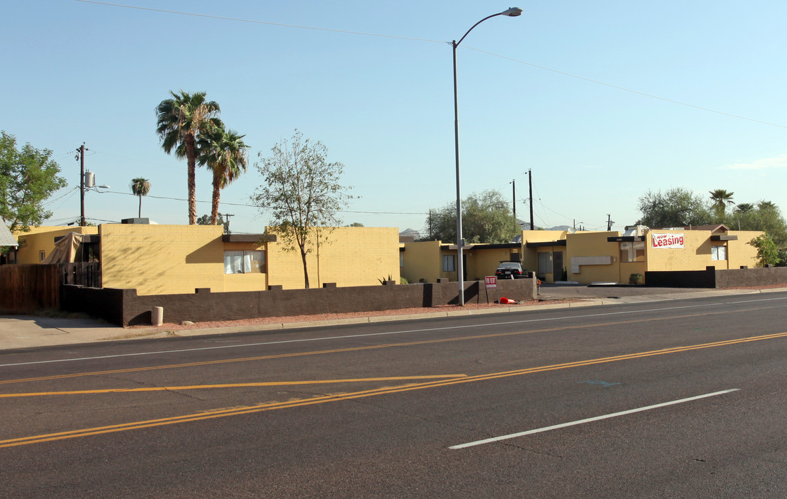 Garden Apartments in Phoenix, AZ - Building Photo