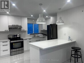 17 Valdor Dr in Toronto, ON - Building Photo - Building Photo
