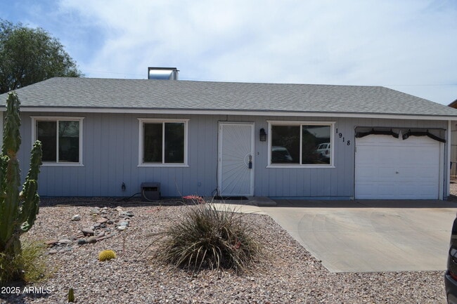 1918 S Apache Dr in Apache Junction, AZ - Foto de edificio - Building Photo