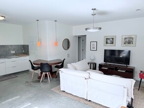 100 Nevada Ave, Unit Studio 3 in Asheville, NC - Foto de edificio - Building Photo