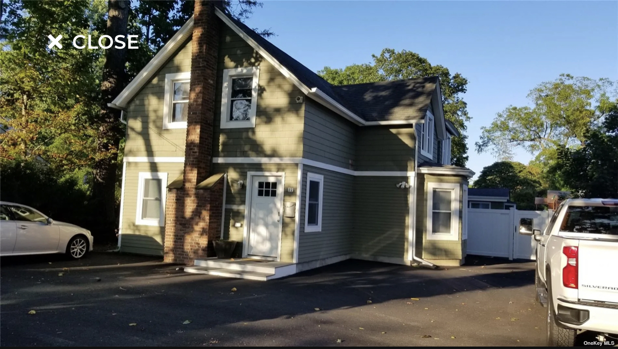 27 Lakeland Ave in Sayville, NY - Building Photo