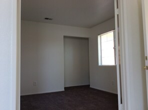 3242 Shale Rd in Palmdale, CA - Foto de edificio - Building Photo