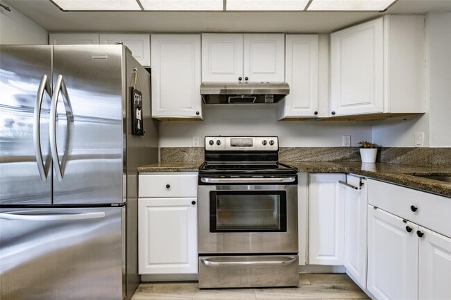2225 SW 15th St, Unit UPDATED #231 in Deerfield Beach, FL - Foto de edificio - Building Photo