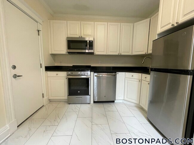 24 Chauncy St, Unit 8 in Cambridge, MA - Foto de edificio - Building Photo