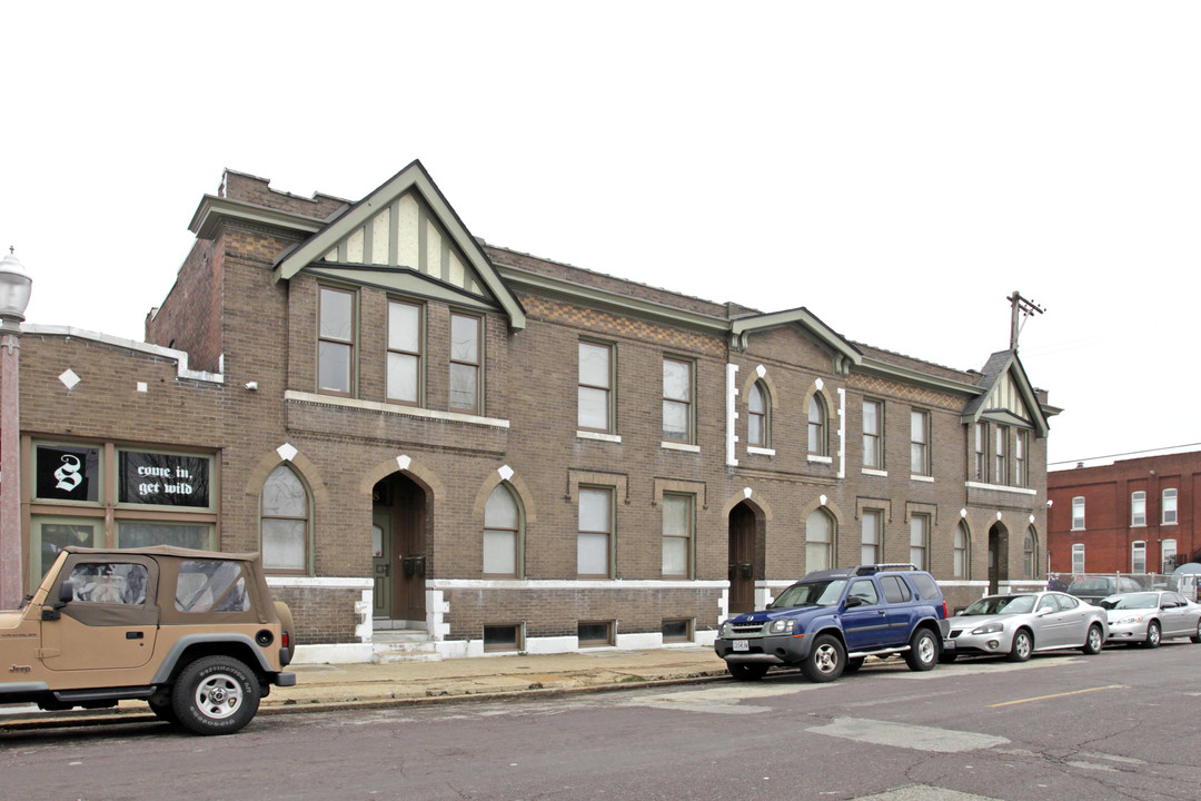 Castle in St. Louis, MO - Building Photo