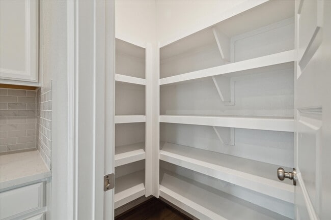 property at 1806 La Magnolia Dr
