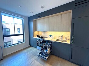 17 Burney St, Unit 9-11 #401 in Boston, MA - Foto de edificio - Building Photo