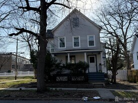 332 N 4th Ave in Highland Park, NJ - Building Photo