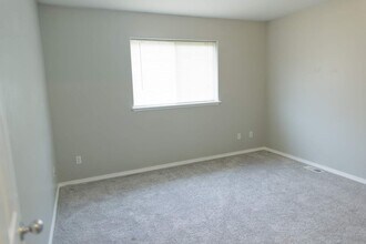 6475 Whispering Loop, Unit B in Anchorage, AK - Foto de edificio - Building Photo