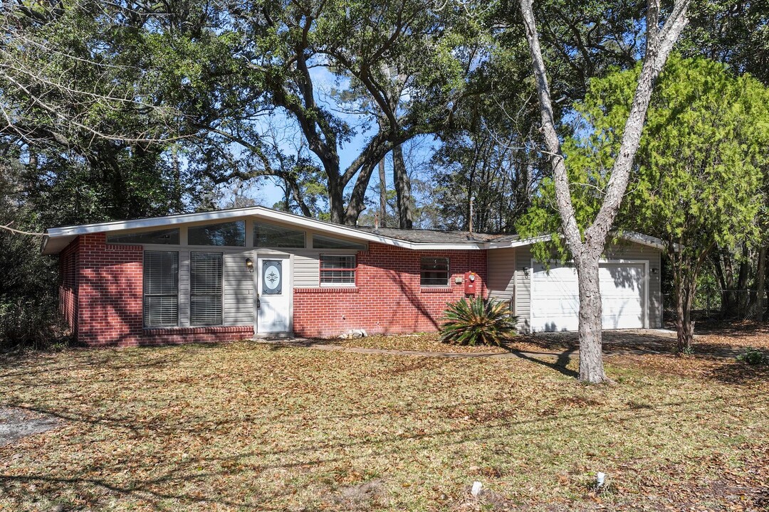 1703 Carpenter Ct in Ocean Springs, MS - Building Photo