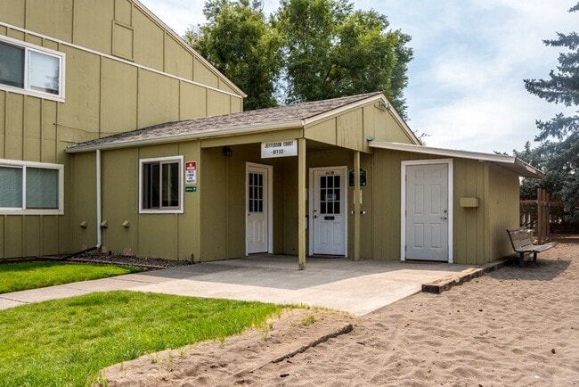 319 SW G St in Madras, OR - Building Photo - Building Photo