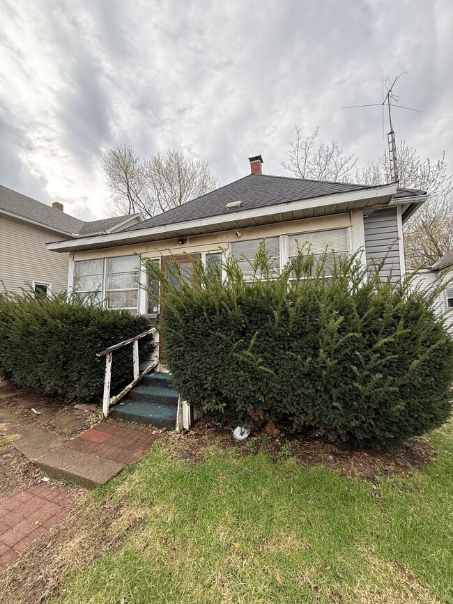 property at 1461 E Grand Ave