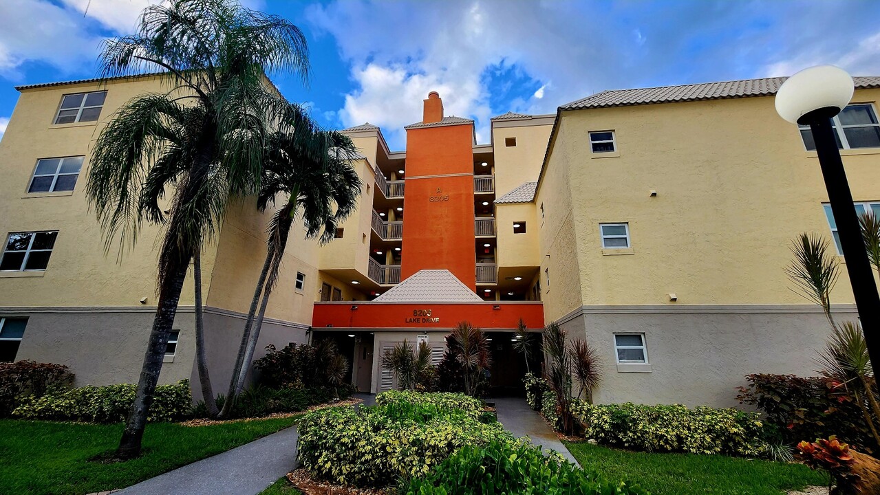 8205 Lake Dr, Unit Las Vistas at Doral in Doral, FL - Building Photo