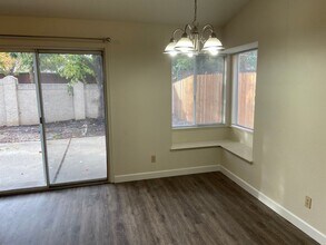 8521 Oakenshield Cir in Sacramento, CA - Building Photo - Building Photo