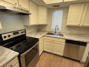 1560 SE Royal Green Cir in Port St. Lucie, FL - Foto de edificio - Building Photo