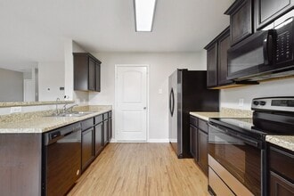 6211 Baywood Cres in San Antonio, TX - Foto de edificio - Building Photo