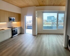 148 Broadway, Unit 502A in Somerville, MA - Foto de edificio - Building Photo