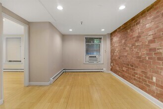 319 Barrow St in Jersey City, NJ - Building Photo - Building Photo