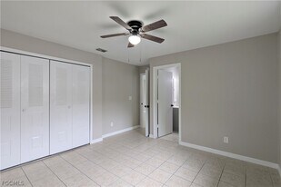 427 NE Pine Island Ln in Cape Coral, FL - Building Photo
