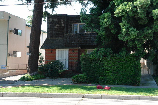 14702 Dickens St in Sherman Oaks, CA - Foto de edificio - Building Photo