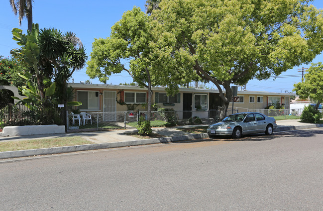 619-621 N Freeman St in Oceanside, CA - Foto de edificio - Building Photo