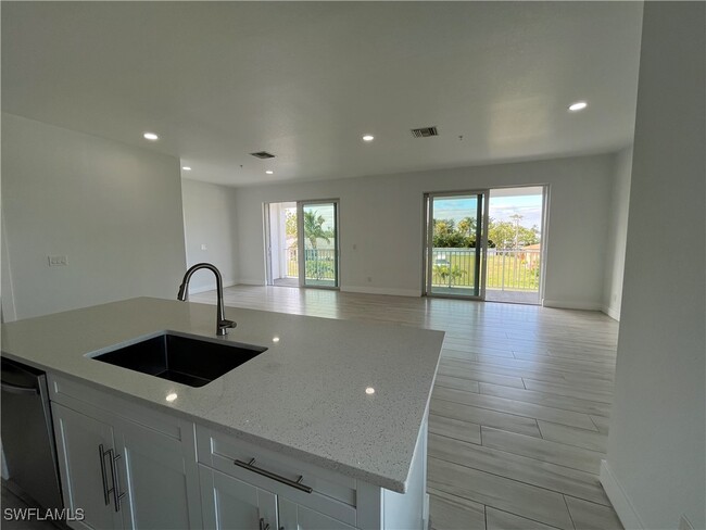 4425 SW Santa Barbara Pl in Cape Coral, FL - Foto de edificio - Building Photo