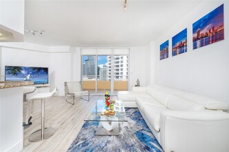 808 Brickell Key Dr, Unit 3403 in Miami, FL - Foto de edificio - Building Photo