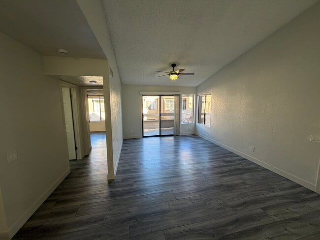 2035 S Elm St in Tempe, AZ - Foto de edificio - Building Photo