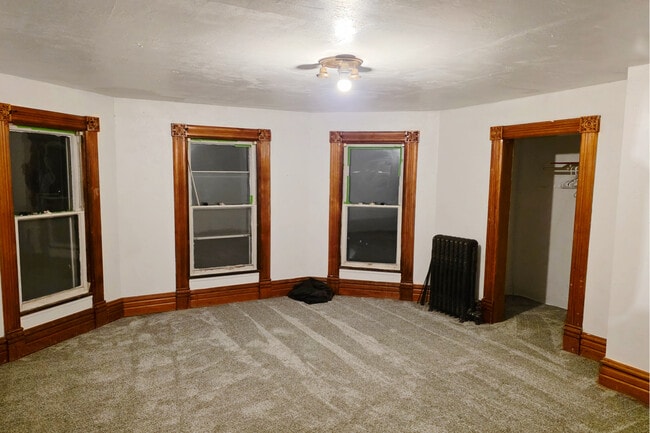 1124 S High Ave, Unit Large Duplex Unit in Freeport, IL - Foto de edificio - Building Photo