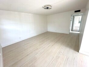 121 Sheffield F in West Palm Beach, FL - Foto de edificio - Building Photo