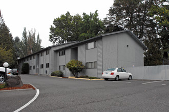 Royal Gardens Apartments in Portland, OR - Building Photo - Building Photo